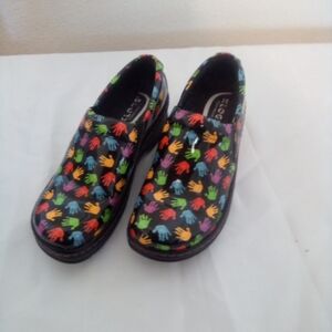 Klogs handprint design size 7.5